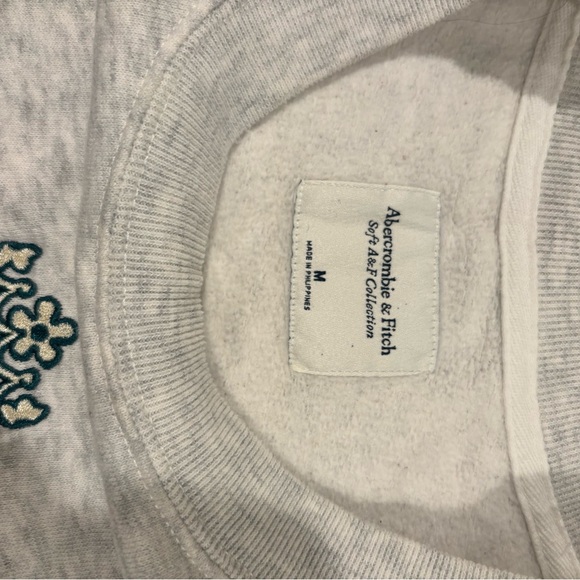 Abercrombie & Fitch Gray Sweater with New York Crest - Picture 4 of 6